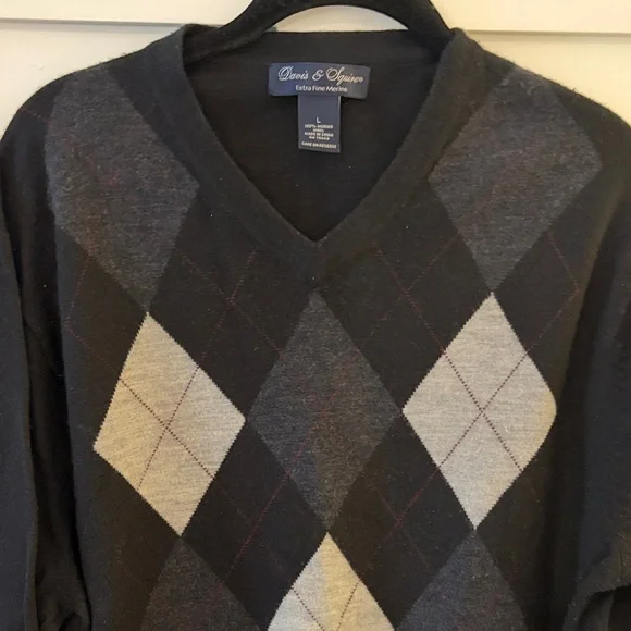 Davis & Squire 100% Merino Wool Black and Gray Argyle V-Neck Sweater - Picture 2 of 4